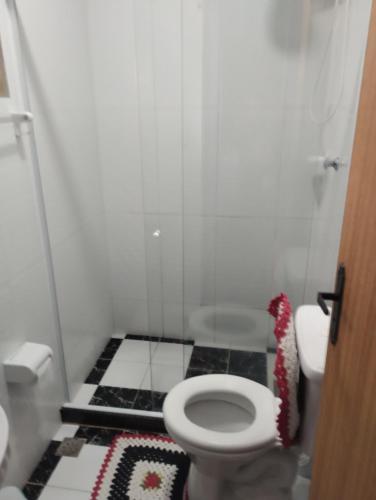 萨夸雷马Residência Itaúna的浴室设有卫生间,铺有黑白瓷砖。