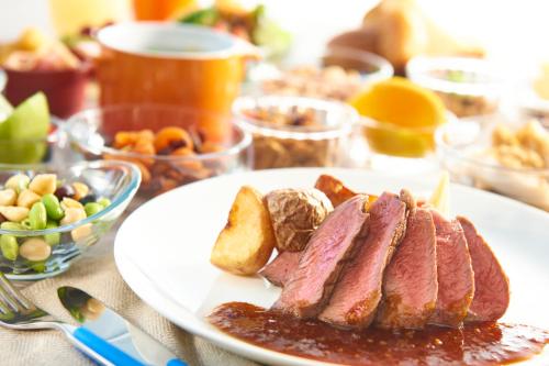 川崎川崎国王天际东急REI酒店的桌上的一盘肉、面包和其他食物