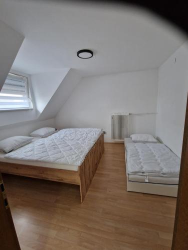 Sankt Peter am BichlApartment LARA的一间卧室设有两张床和窗户。