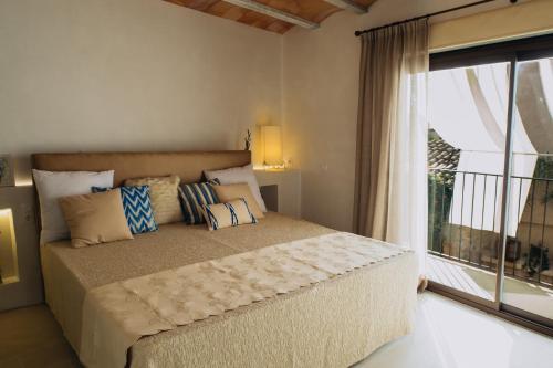 桑特略伦斯斯德斯卡尔达萨尔Can Solaies的一间卧室设有一张床和一个大窗户