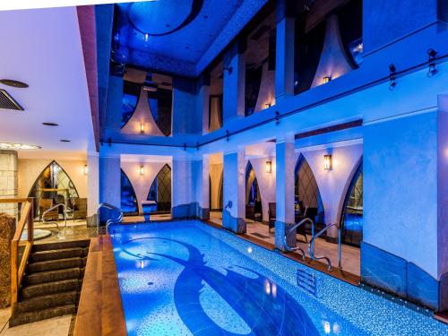 斯克拉斯卡波伦巴Norweska Dolina Luxury Resort的蓝色灯光的酒店游泳池