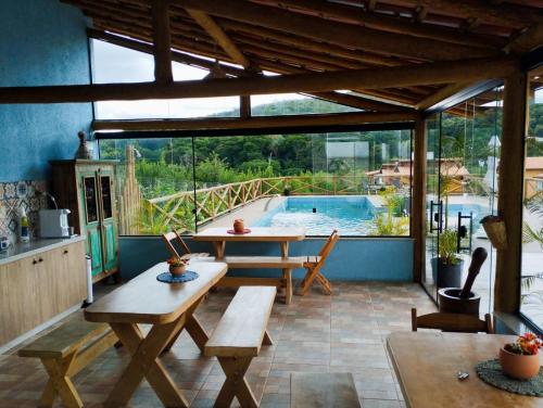 圣安娜杜里亚舒Pousada Quatro Estações的一个带桌子和游泳池的庭院