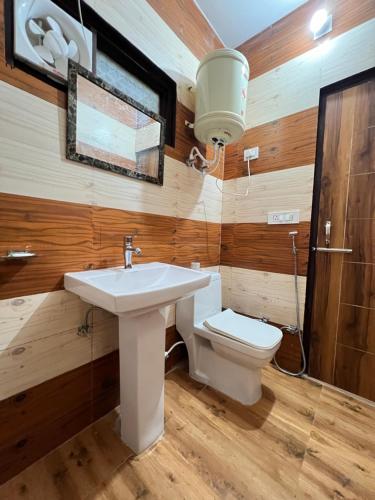 戴尔豪斯Canadian Cottage Dalhousie的一间带水槽和卫生间的浴室
