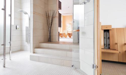 柏林Living Hotel Weißensee的浴室设有通往楼梯的玻璃门