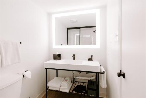 大洋城SeaLoft Oceanfront Hotel的白色的浴室设有水槽和镜子