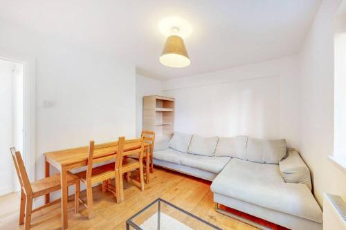伦敦Cozy 3 bedroom apartment in Brixton的客厅配有沙发和桌子