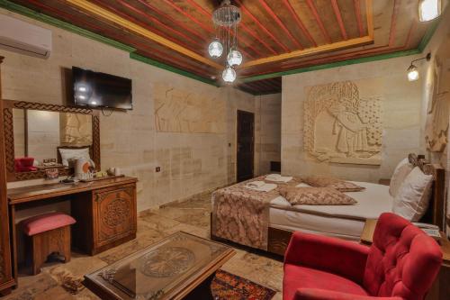 格雷梅Feel Cappadocia Stone House的一间卧室配有一张床、一个梳妆台和镜子