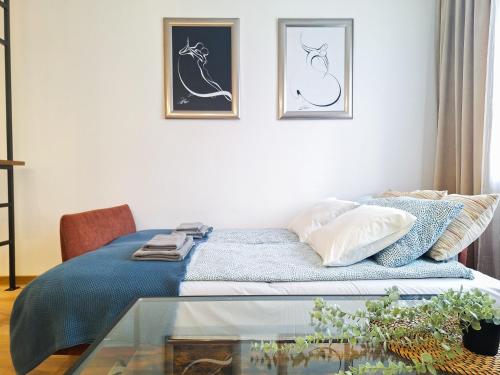 克拉科夫Cozy studio with Air Conditioning for couples, Old Town - Jewish District的一间卧室配有一张床和一张玻璃桌