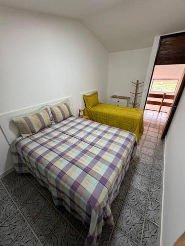 SirinhaémCasa aconchegante em Guadalupe/PE的一间小卧室,配有床和窗户