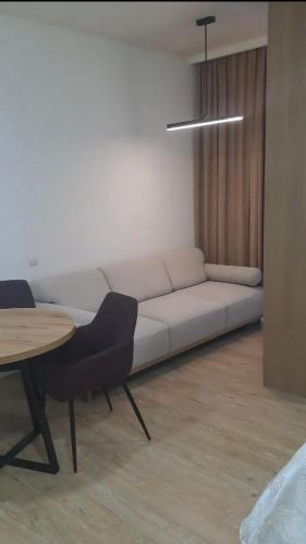巴统Almare Batumi的客厅配有白色的沙发和桌子