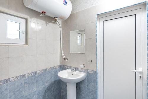里巴里卡Вили Тихия Кът的一间带水槽和卫生间的浴室以及窗户。