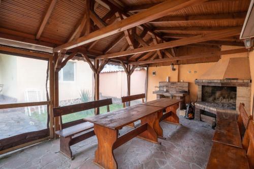 里巴里卡Вили Тихия Кът的带壁炉的客房内的木凳
