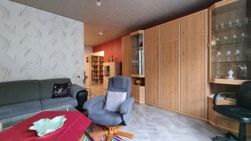 韦尼格罗德Ferienwohnung Holzmann的客厅配有沙发和桌椅