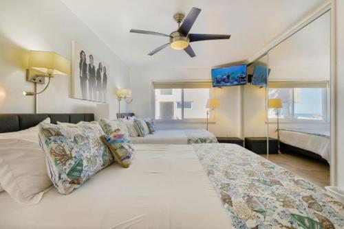 圣地亚哥101-luxury1的一间卧室配有两张床和吊扇