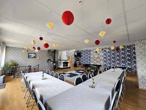 Vestiena苏博拉喀斯特旅馆的一间房间,有几排桌子和红色灯笼
