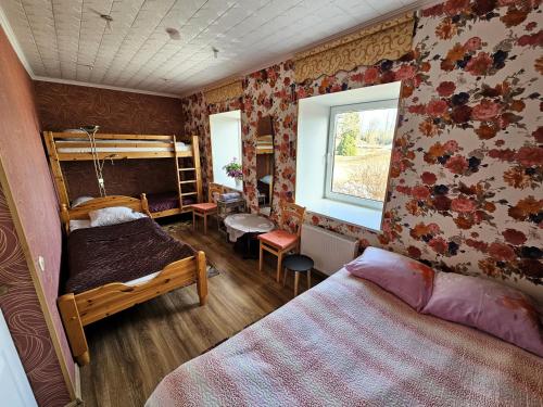 Vestiena苏博拉喀斯特旅馆的一间卧室设有两张双层床和一扇窗户。