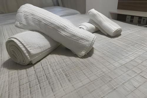 若昂佩索阿Luxor Paulo Miranda 107 by Allmare Apartamentos的一张带两个白色毛巾的床