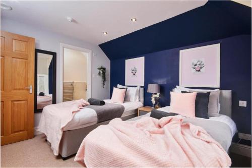 巴斯The Moss x Monroe Suite - In Central Bath的一间卧室设有两张床和蓝色的墙壁