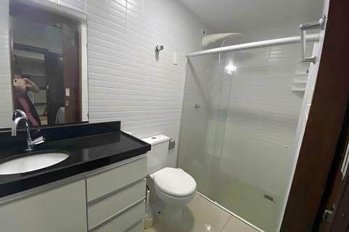 若昂佩索阿10ª Pirâmide Manaíra by Allmare Apartamentos的一间带卫生间、水槽和镜子的浴室