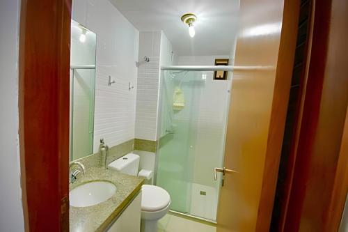 若昂佩索阿Atlantis Cabo Branco by Allmare Apartamentos的浴室配有卫生间、盥洗盆和淋浴。