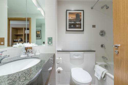 都柏林克莱顿博尔斯布里奇酒店的白色的浴室设有卫生间和水槽。