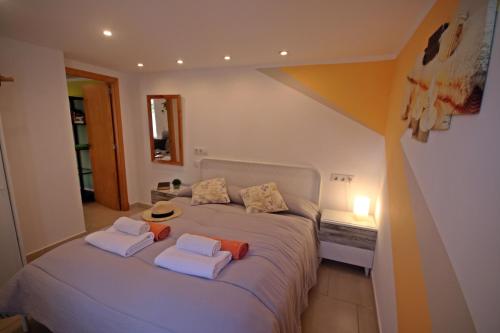 卡拉加尔达纳wunderschönes kleines Apartment für 2 Personen mit idylischen Blick ins Grüne的一间卧室配有带毛巾的床