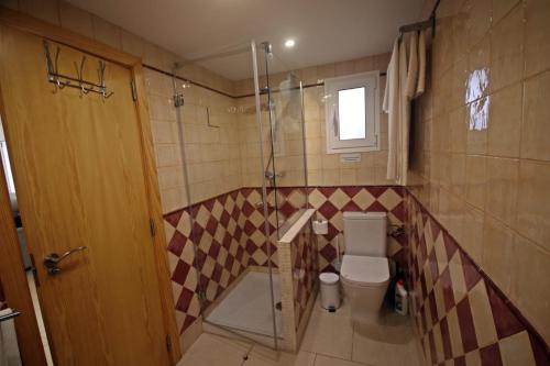 卡拉加尔达纳wunderschönes kleines Apartment für 2 Personen mit idylischen Blick ins Grüne的一间带卫生间和玻璃淋浴间的浴室