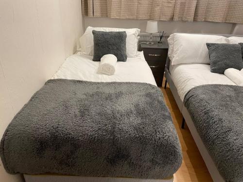 Well-preserved cozy1BR flat in LCY with free parking客房内的一张或多张床位