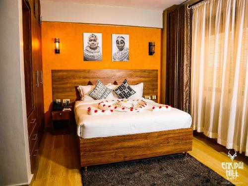 NarokEnkipai Hill Hotel的一间卧室,床上有玫瑰花床