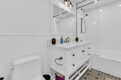 布鲁克林Stylish 2BR Loft - Carroll Gardens - Prime area的白色的浴室设有水槽和镜子