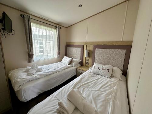 南塞尔尼Paws Lodge, Hot Tub, Pet Friendly的客房设有两张床和窗户。
