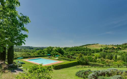 波吉邦西黎莱斯安蒂科博尔戈圣洛伦索酒店的享有花园和游泳池的外部景色。