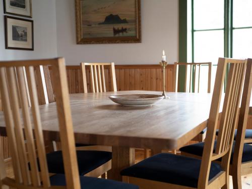 卡伯尔沃格Kalle i Lofoten的一张带椅子的木桌和一个碗