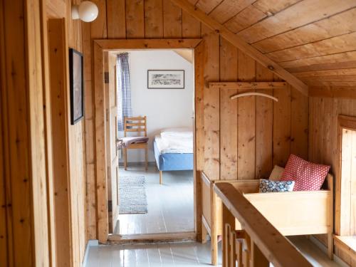 卡伯尔沃格Kalle i Lofoten的一间小房子,设有走廊和一间卧室