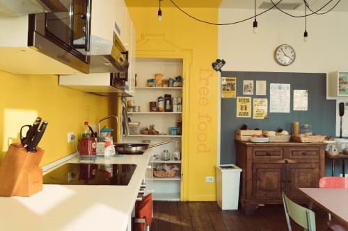 科莫科莫湖贝洛旅舍的厨房设有黄色的墙壁和台面