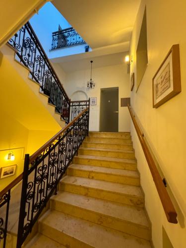 热舒夫瓦邦克旅馆的房屋内的楼梯,有黄色的墙壁和木栏杆