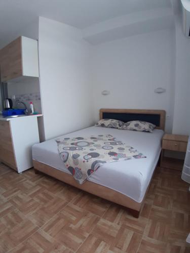 巴尔Apartments Snezana的一间卧室配有一张床,铺有木地板