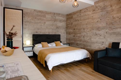 博尔沙Panoramic Residence的一间卧室配有一张床和一张黑椅