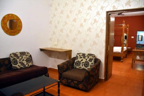 埃尔加德Vacation villa的客厅配有沙发和椅子