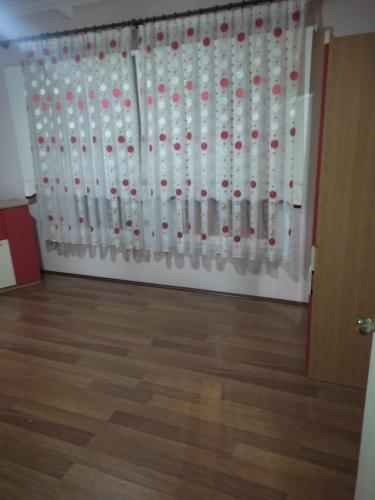 开塞利ERCİYESİN MÜKEMEL MANZARASI的一间设有白色和红色波卡点的墙壁的房间