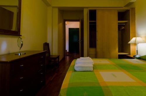 七城WelcomeBuddy - Casa dos Avós - Garden & Lake II的酒店客房,配有带毛巾的床