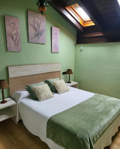 埃利松多拉劳迪亚度假屋的一间卧室设有一张带绿色墙壁的大床