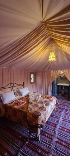 杜兹CAMP ABDELMOULA的帐篷内一间卧室,配有一张床