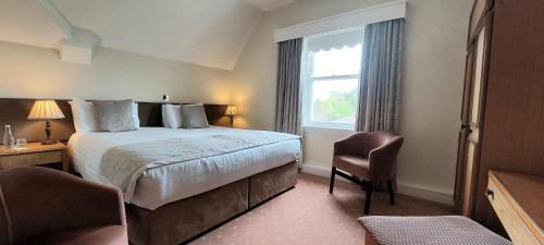 纽卡斯尔Enniskeen Country House Hotel的酒店客房设有床和窗户。