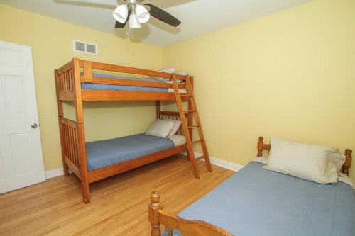 康沃尔Homey Single Family on Old Orchard的一间卧室设有两张双层床和吊扇