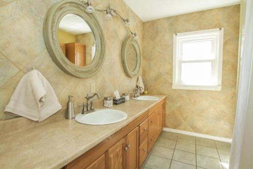 康沃尔Homey Single Family on Old Orchard的浴室设有2个水槽和镜子