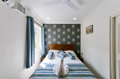 巴加2 Bedroom Apartment in Resort on Candolim Beach的一间卧室配有蓝色和白色床单