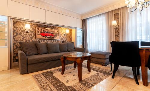 弗罗茨瓦夫Luxury Apartments - Wroclaw Old Town - Wrocław Rynek的客厅配有沙发和桌子