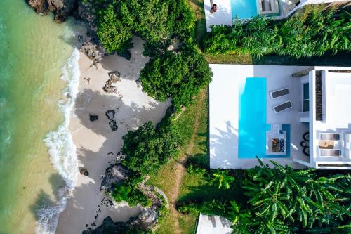 DikoniY Residential Luxury Villas的享有房子和海滩的空中景致