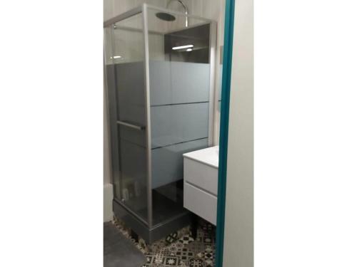 圣费朗索瓦-隆尚Appartement 6 personnes的一间带玻璃柜和水槽的浴室